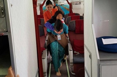 Gendong Nenek Turun Pesawat Tanpa Alas Kaki, Pramugari Ini Tuai Pujian
