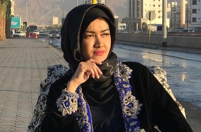 Banjir Dukungan Netter, Ini Doa Julia Perez di Depan Kabah