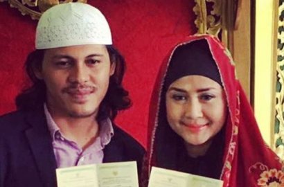 Suami Mualaf, Begini Romantisnya Ungkapan Cinta Ria Irawan Saat Umroh Bareng