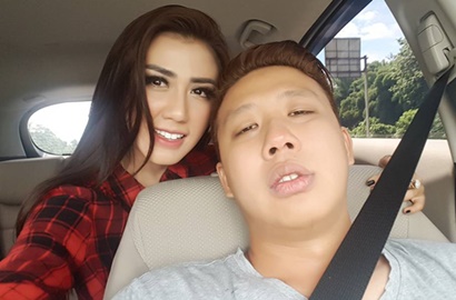 Beradegan Romantis di Video Klip 'Selalu Bersama', Suami Rey Utami Mirip Kim Jong Un?