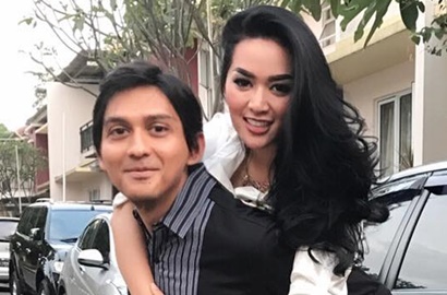 Makin Intim Usai Gagal Nikah, Lucky Hakim Berani Cium Leher Syahrini KW
