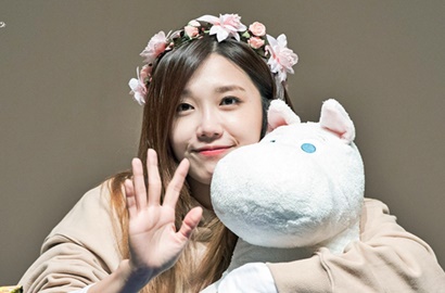 Kabur dari Manajer Demi Beri Tanda Tangan Fans, Eun Ji A Pink Tuai Pujian