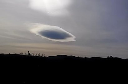 Berbentuk Piring Terbang, Awan Ini Sembunyikan UFO?