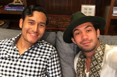 Reza Rahadian Pose 'Manja' Bareng Arifin Putra, Netter Fokus ke Bagian Tubuh Ini