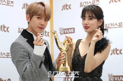 Sepanggung Lagi Nyanyi 'Dream', Baekhyun Makin Mesra ke Suzy di GDA 2017