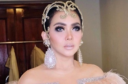 Gelantungan Manja dengan Bule Bertubuh Besar, Syahrini Malah Bikin Ngakak