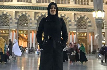 Umroh, Fairuz A. Rafiq Tulis Surat Cinta untuk Adik Elma Theana di Tanah Suci