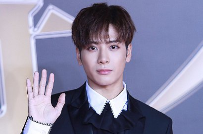 Menang Popular Artist di Weibo Awards, Jackson Langsung Pamer Selfie Genit