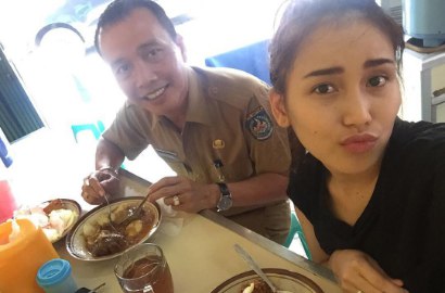 Pose Bareng Aktor Parvez Ghoman, 'Tangan Nakal' Ayah Ayu Ting Ting Pegang Area Pribadi?