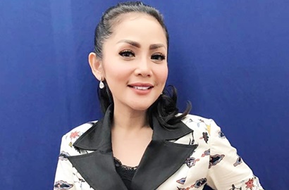 Cantik Nan Anggun Serba Putih, Inikah Gaun Pengantin Kristina?