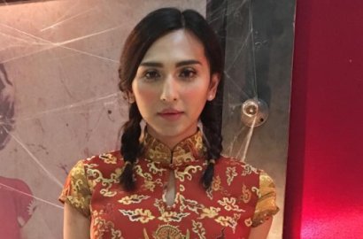 Pakai Celana Ketat, Bagian Intim Dena Rachman Jadi Perbincangan