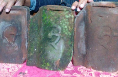 Warga Heboh, Ditemukan Genteng Kuno Berlambang Palu-Arit di Lumajang