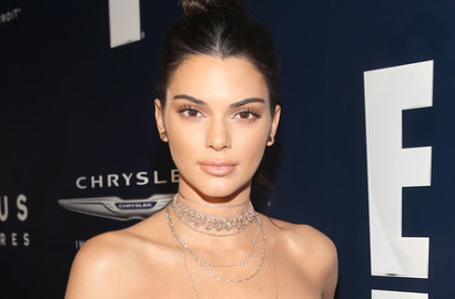 Tak Pakai Bra, Kendall Jenner PD Jalan-Jalan Kenakan Baju Transparan