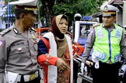 Tinggalkan Ibu Sakit di Pinggir Jalan Demi Hindari Razia, Anak Ini Tuai Kecaman