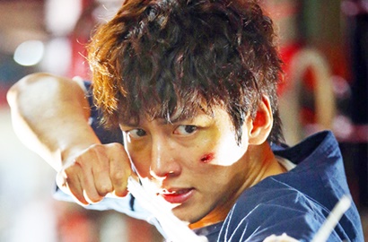 Super Tegang, Mobil Tumpangan Ji Chang Wook Terguling di Trailer 'Fabricated City'