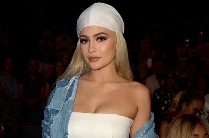 Ikuti Gaya Kendall Jenner, Kylie Pakai Baju Transparan Tanpa Bra