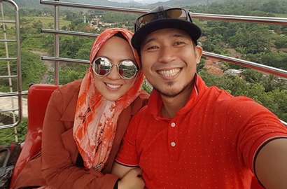 Denny Cagur Ketahuan 'Centil' ke Model Bule Seksi, Istri Langsung Buka Suara