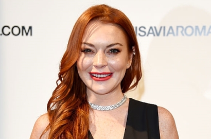Diisukan Mualaf, Lindsay Lohan Muncul Berkerudung Pasca 'Menghilang'