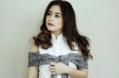 Pamer Pundak Mulus di Pantai, Prilly Latuconsina Dikecup Mesra Pria Ini