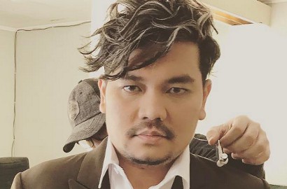 Tersenyum Dekat Jenazah Ayah Ruben Onsu, Indra Bekti Dikecam