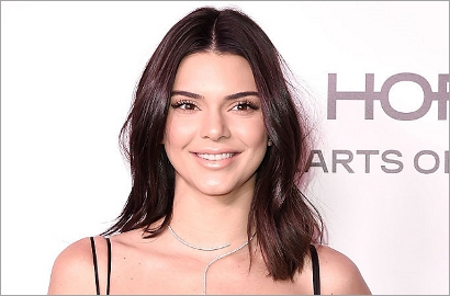 Kenakan Bra Nerawang, Kendall Jenner Bangga Pamer Bagian Intim