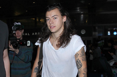 Gelar Pesta Ultah, Harry Styles Kepergok Intim dengan Wanita Misterius