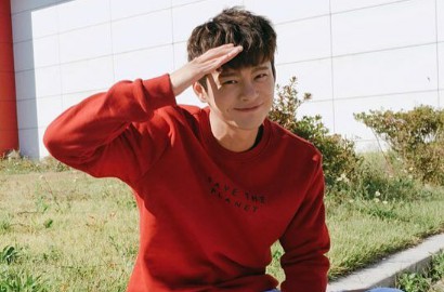 Meski Musim Dingin, Seo In Guk Tampil Kece Pakai Denim di Foto Ini
