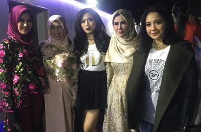 Tampil Kece di IFW, Jessica Iskandar dan Nagita Asyik Rumpi Soal Ayu Ting Ting?
