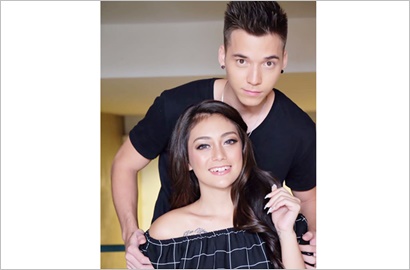 Kocaknya Gaya Galau Stefan William Sentuh Tangan Pemuda 'Diawasi' Celine
