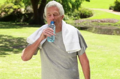 Waspada, Minum Sambil Berdiri Ternyata Bisa Ancam Kesehatan Tubuh