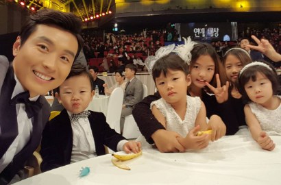Imutnya Daebak Santai Makan Durian Dengan Lahap di 'Superman is Back'