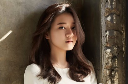 Seriusnya Go Ah Sung Beri Tatapan Tajam di 'Radiant Office'