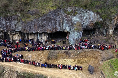 500 Orang Berjajar, Inikah Foto Keluarga dengan Jumlah Anggota Terbanyak Sedunia?