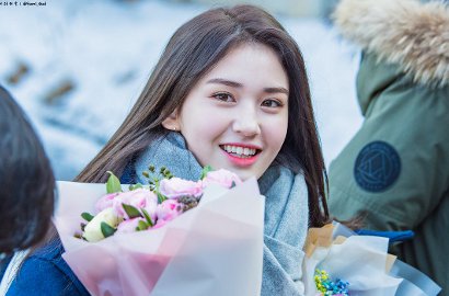 Somi Pamer Video Lahap Makan Ayam, Fans: Orang Cantik Mah Bebas!