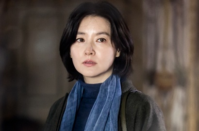 Biasa Anggun, Imutnya Lee Young Ae Kedip Manja di Foto Syuting 'Saimdang'