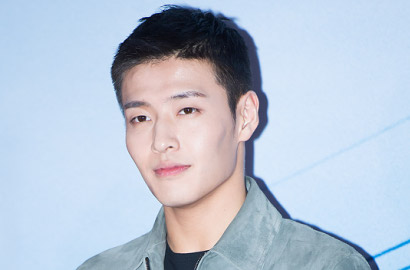 Girang Didukung Lee Jun Ki-IU cs, Kang Ha Neul Tebar Senyum di Premiere 'Retrial'