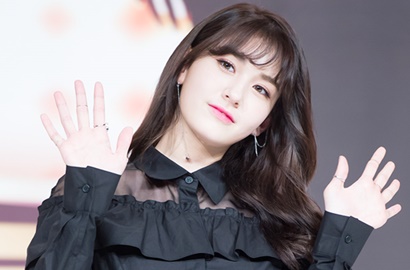 Sekarang Dihapus, Ternyata Somi Sempat Pamer Foto Dicium Mesra Yoojung