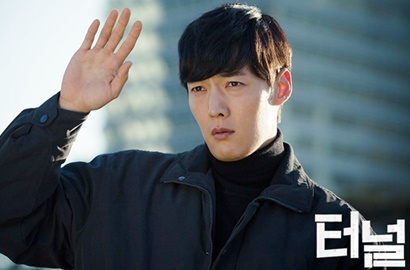 Tampil Kece Ala Detektif, Choi Jin Hyuk Melamun Ganteng di 'Tunnel'