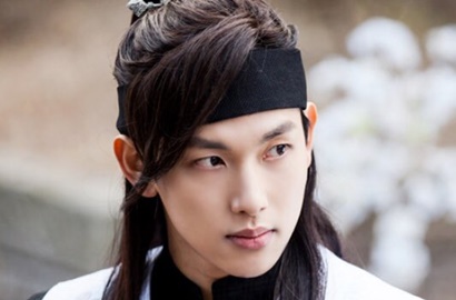 Syuting 'The King Loves', Siwan Adu Senyum Ganteng dengan 'Putra Mahkota' Cilik