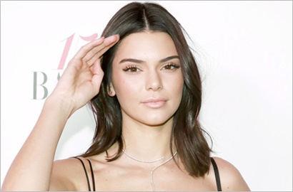 Kenakan Gaun Nerawang, Kendall Jenner Tampil Seksi Maksimal