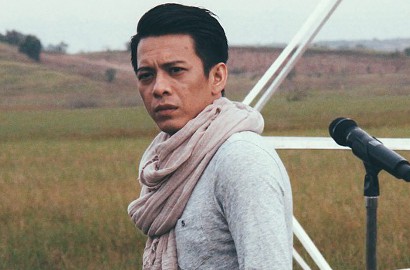 Ariel NOAH Topless di Air Terjun, Netter Heboh Kemunculan Tangan Misterius
