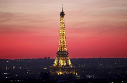 Menara Eiffel Mulai Dilindungi Tembok Kaca Anti-Peluru