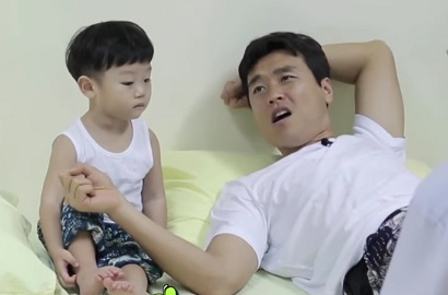 Lee Dong Gook Pura-Pura Sakit Hingga Buat Daebak Menangis di 'Superman is Back'
