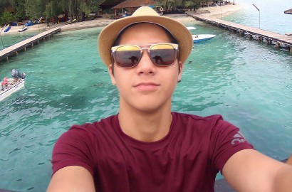 Beredar Foto Mirip Al Ghazali Ditempel Tante-Tante Pamer Belahan Dada, Netter Salahkan Maia