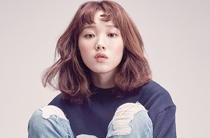 Kembali ke Korea dari Bali, Baiknya Lee Sung Kyung Bagi-Bagi Tanda Tangan Gratis