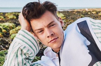 Ada Luka Misterius di Tangan Kanan Harry Styles, Apa Itu?