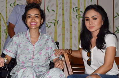 Julia Perez Nangis Gagal Nyoblos, Yuni Shara Hadir Beri Dukungan
