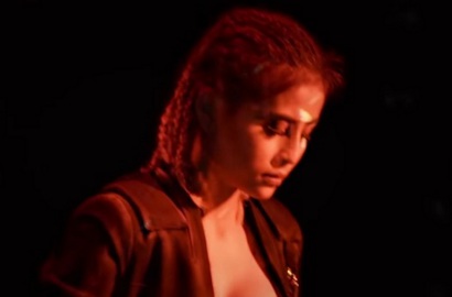 Pede Pamer Belahan Dada Hingga Merokok di MV Lagu Baru, Awkarin Dihujat Lagi