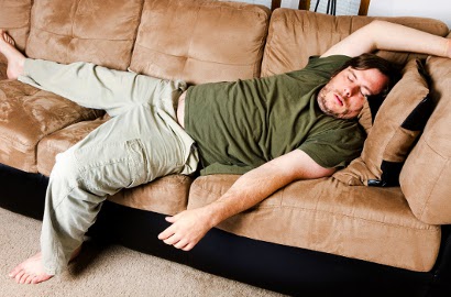 Tidur di Sofa Rupanya Miliki Banyak Dampak Buruk, Apa Saja?