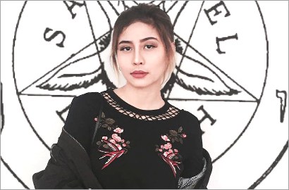 Cuek Dihujat Pemuja Setan dan Pendukung ISIS, Awkarin Malah Mesum Pegang Dada Sahabatnya